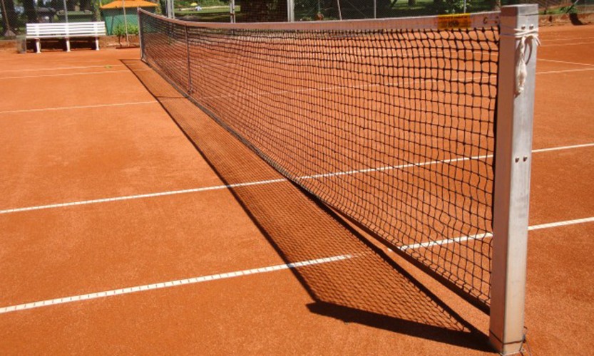 Tennisplatz mit Netz Privat